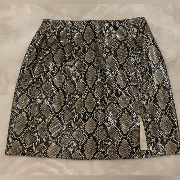 ❌❌SOLD ❌❌ ZARA - Animal Embossed Faux Leather Skirt - Picture 3 of 11